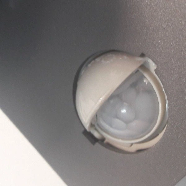 Lampa nad drzwi QUAZAR 13 SZARA z czujnikiem