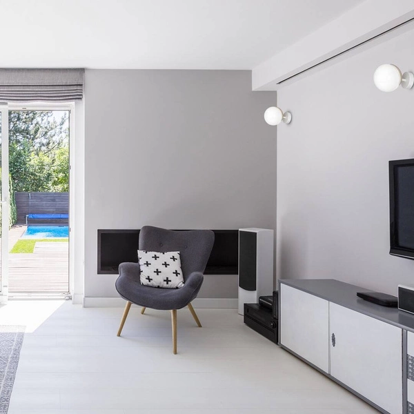 Kinkiet nowoczesny szklana kula SFERA WOOD drewno/biały