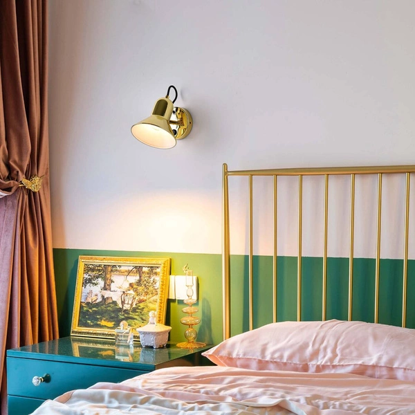 Złoty kinkiet ASTAMA w nowoczesnym stylu